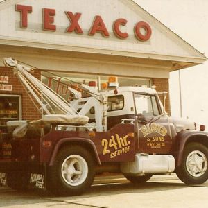 Early Floyd's Tow Truck in front of Texaco Station
